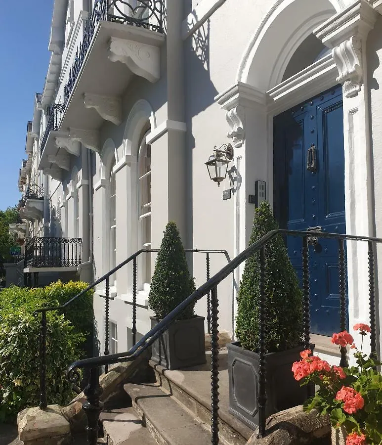 Court House Apartment Cheltenham 0*,